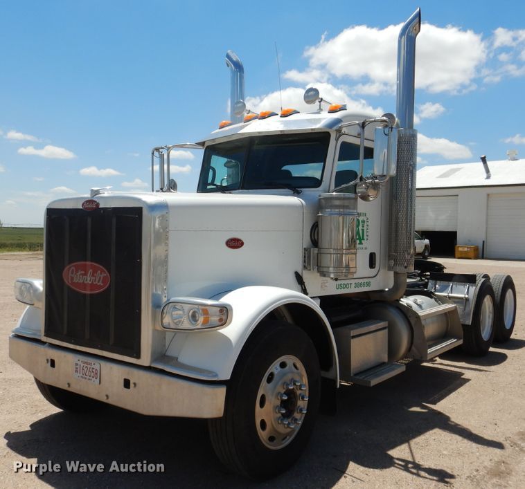 image for item DI5628 2017 Peterbilt 389  semi truck