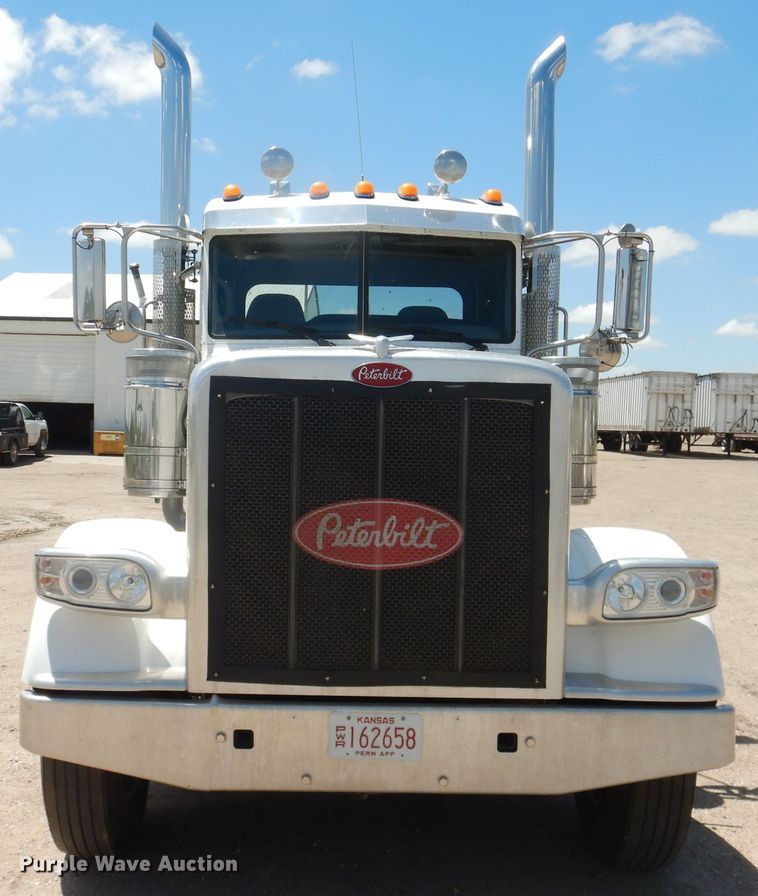 image for item DI5628 2017 Peterbilt 389  semi truck