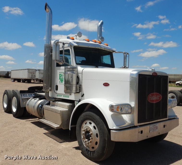 image for item DI5628 2017 Peterbilt 389  semi truck
