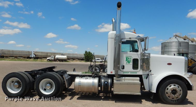 image for item DI5628 2017 Peterbilt 389  semi truck