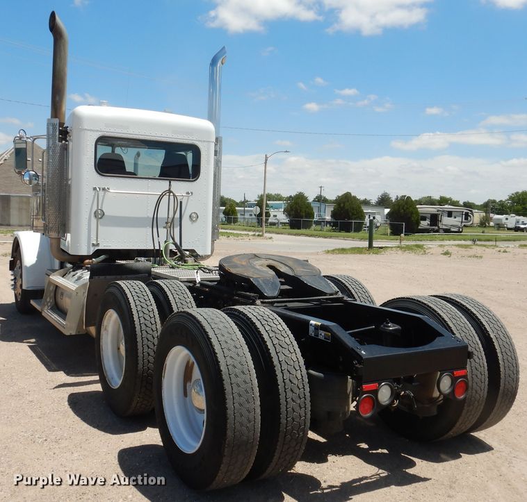 image for item DI5628 2017 Peterbilt 389  semi truck