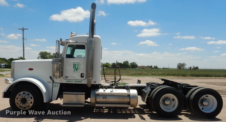 image for item DI5628 2017 Peterbilt 389  semi truck