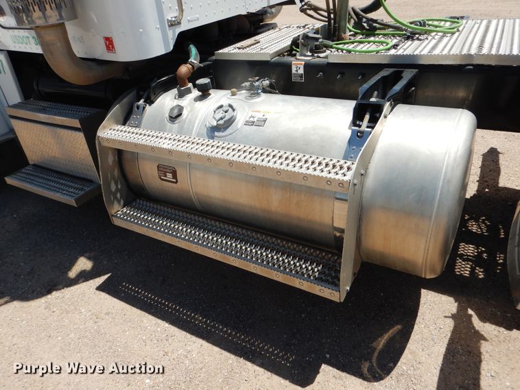 image for item DI5628 2017 Peterbilt 389  semi truck