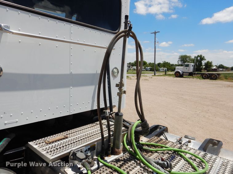 image for item DI5628 2017 Peterbilt 389  semi truck