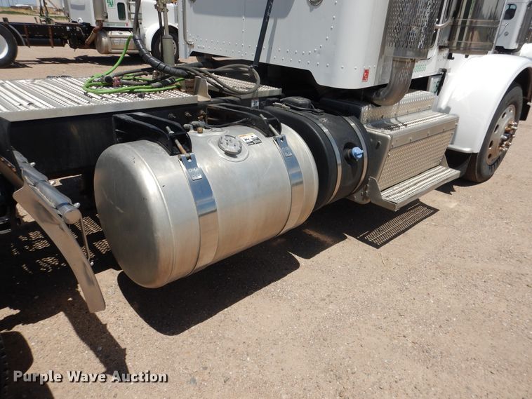image for item DI5628 2017 Peterbilt 389  semi truck