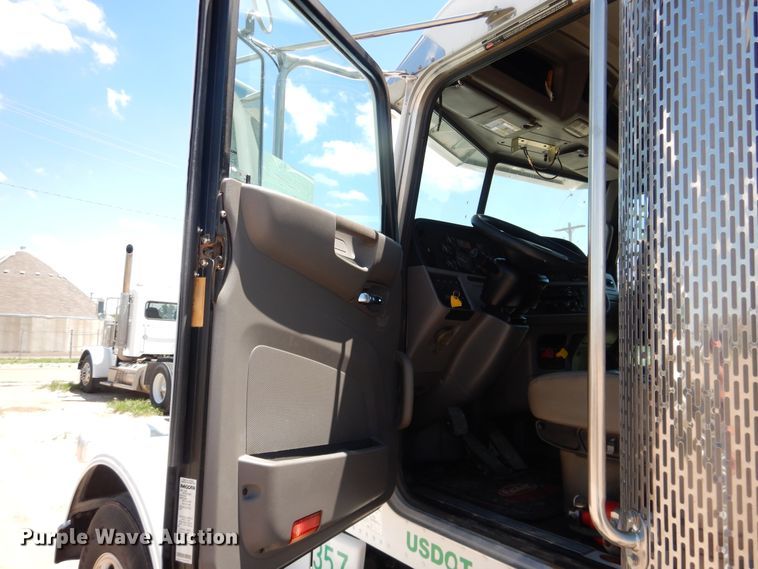 image for item DI5628 2017 Peterbilt 389  semi truck