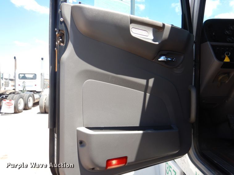 image for item DI5628 2017 Peterbilt 389  semi truck