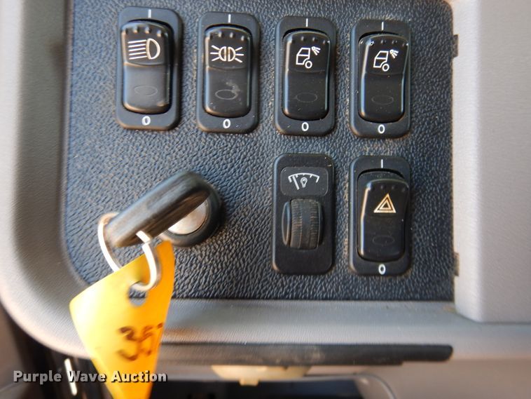 image for item DI5628 2017 Peterbilt 389  semi truck