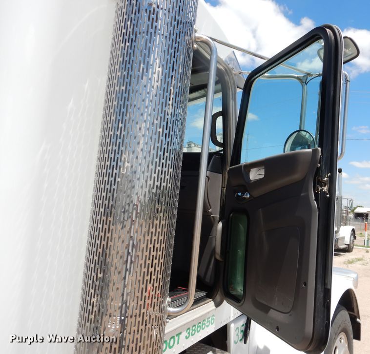 image for item DI5628 2017 Peterbilt 389  semi truck