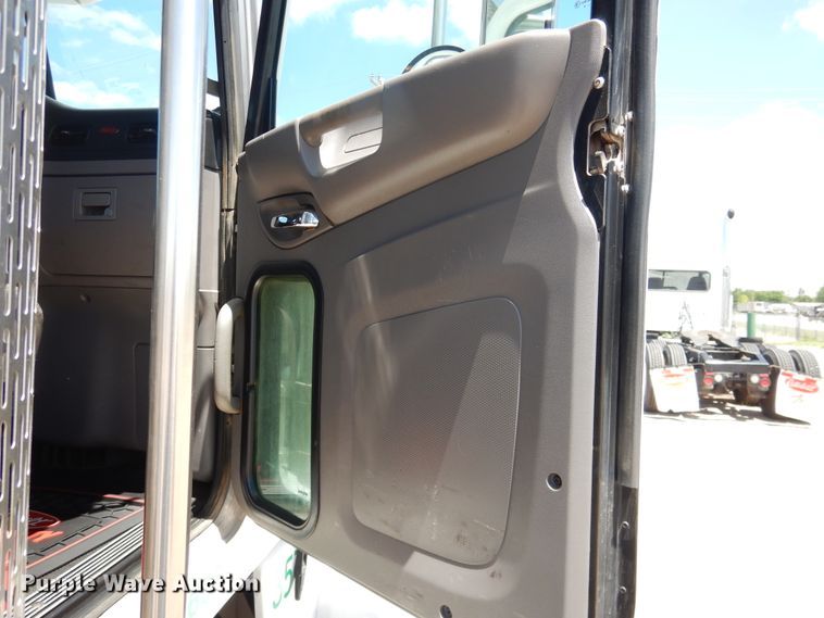 image for item DI5628 2017 Peterbilt 389  semi truck