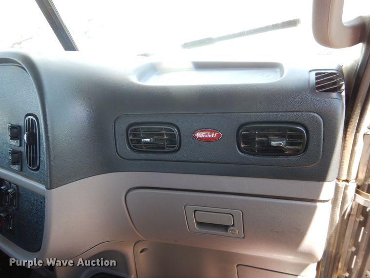 image for item DI5628 2017 Peterbilt 389  semi truck