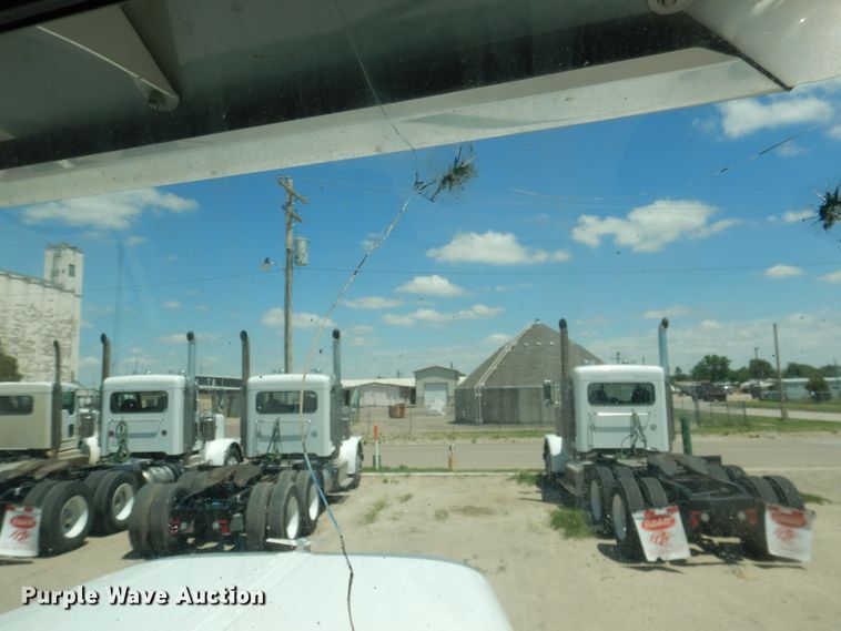 image for item DI5628 2017 Peterbilt 389  semi truck