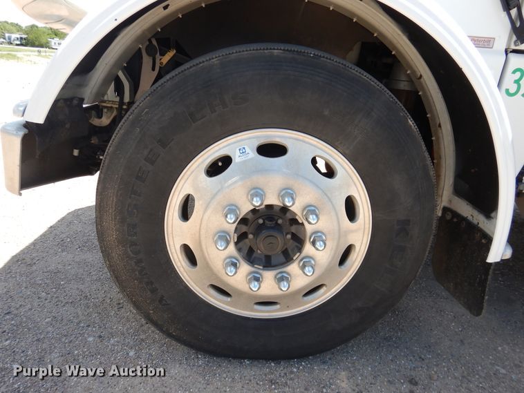 image for item DI5628 2017 Peterbilt 389  semi truck