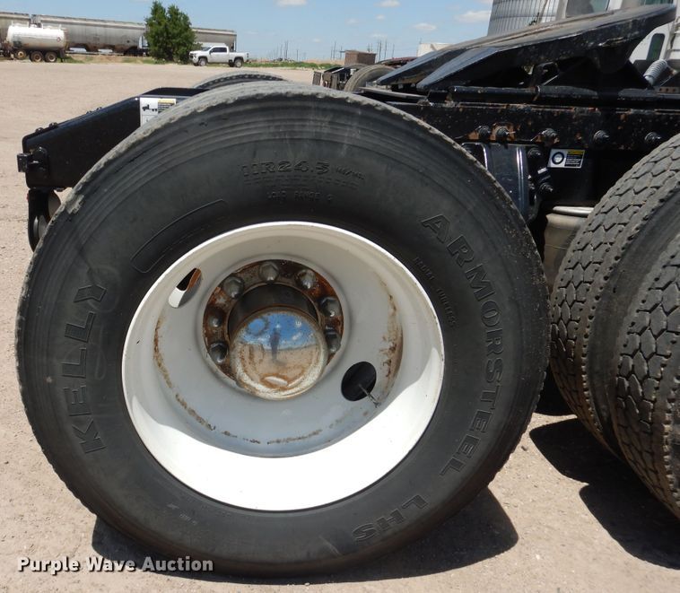 image for item DI5628 2017 Peterbilt 389  semi truck