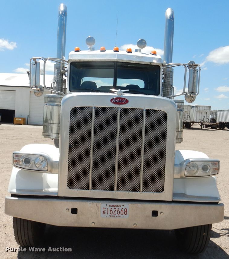 image for item DI5629 2017 Peterbilt 389  semi truck