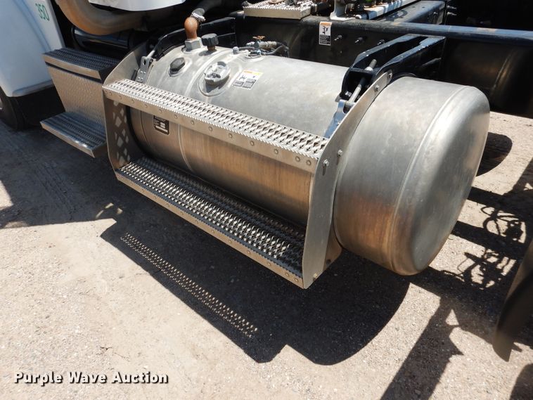 image for item DI5629 2017 Peterbilt 389  semi truck