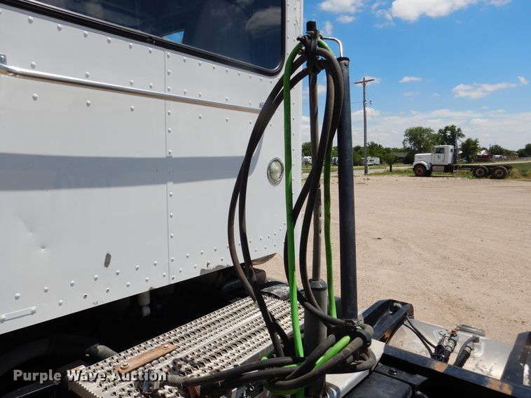 image for item DI5629 2017 Peterbilt 389  semi truck