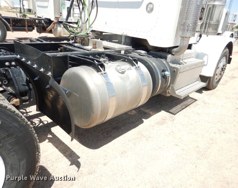 image for item DI5629 2017 Peterbilt 389  semi truck