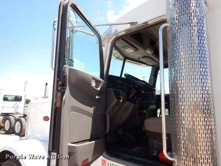 image for item DI5629 2017 Peterbilt 389  semi truck