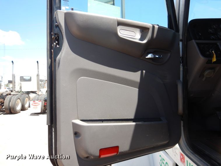 image for item DI5629 2017 Peterbilt 389  semi truck