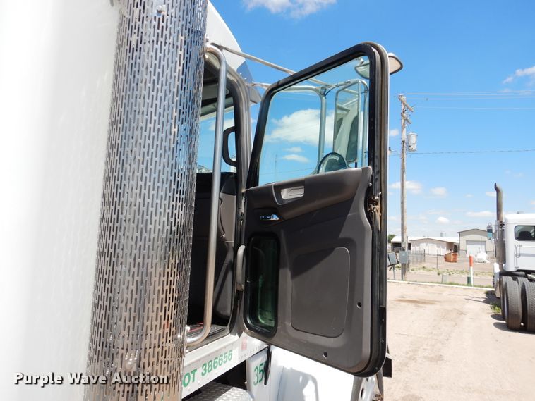 image for item DI5629 2017 Peterbilt 389  semi truck