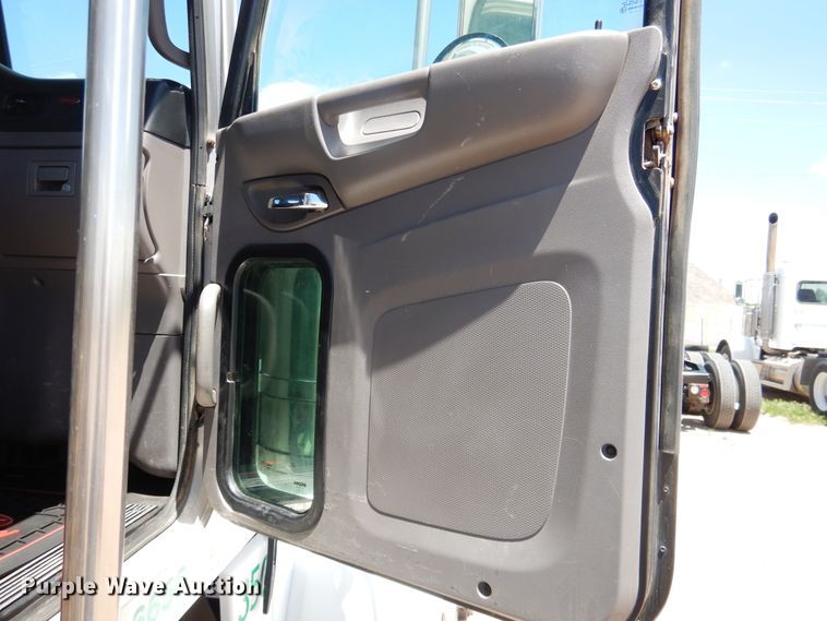 image for item DI5629 2017 Peterbilt 389  semi truck