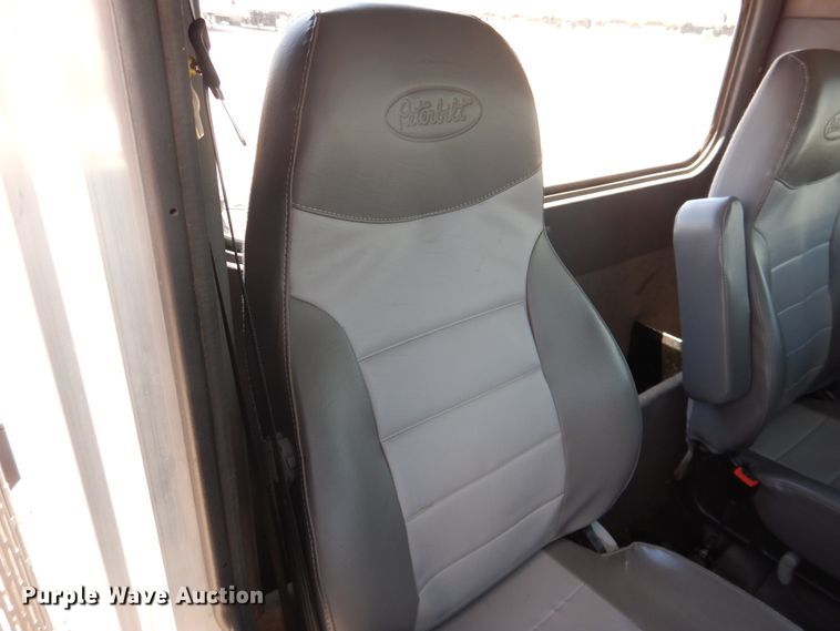 image for item DI5629 2017 Peterbilt 389  semi truck