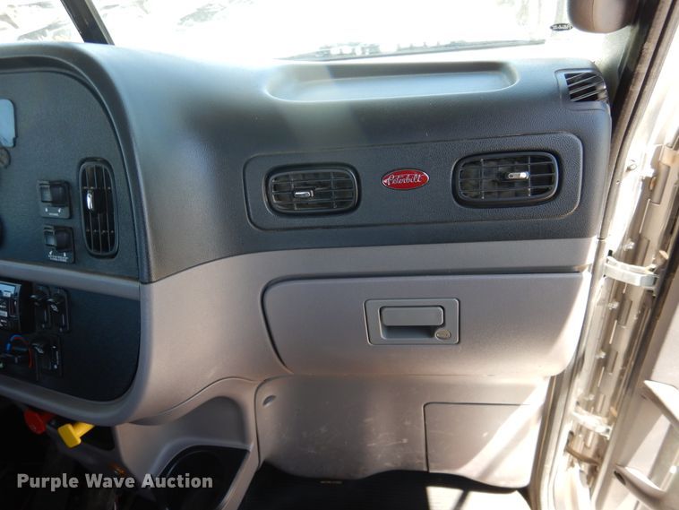 image for item DI5629 2017 Peterbilt 389  semi truck