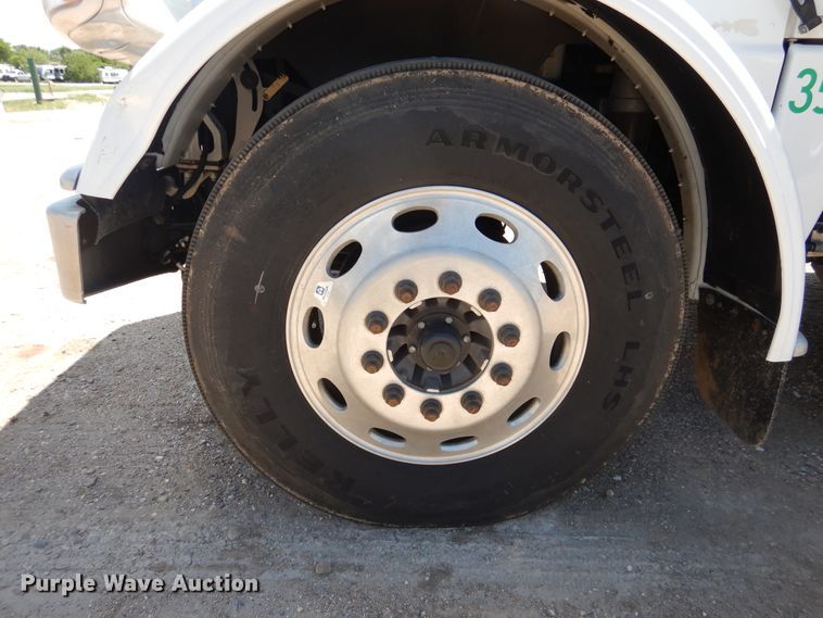 image for item DI5629 2017 Peterbilt 389  semi truck