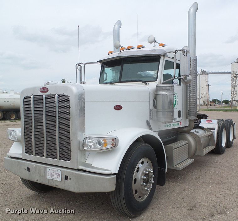 image for item DI5630 2017 Peterbilt 389  semi truck