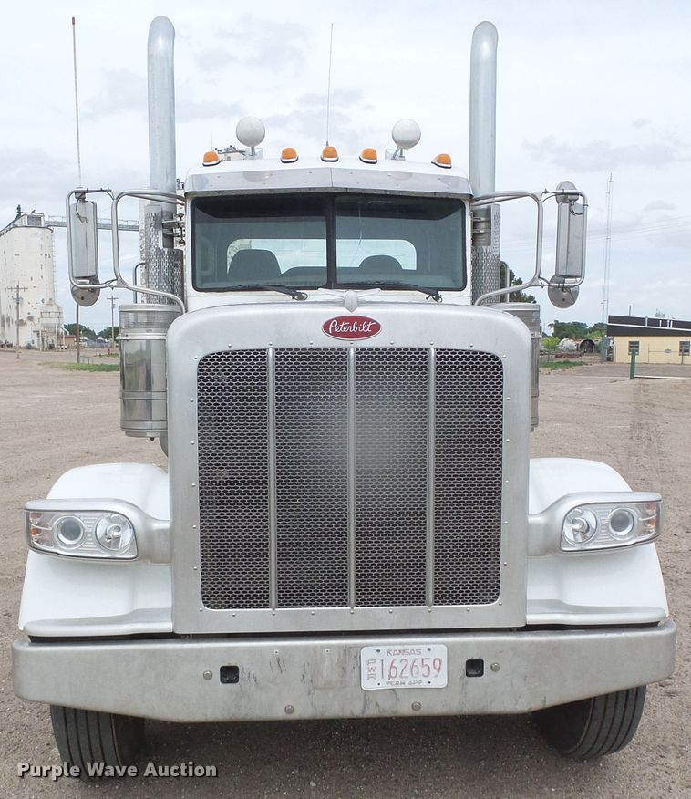 image for item DI5630 2017 Peterbilt 389  semi truck