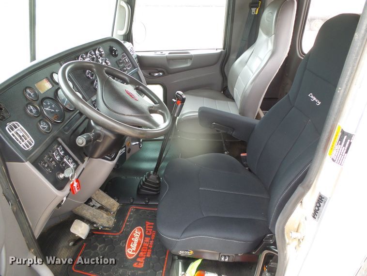 image for item DI5630 2017 Peterbilt 389  semi truck