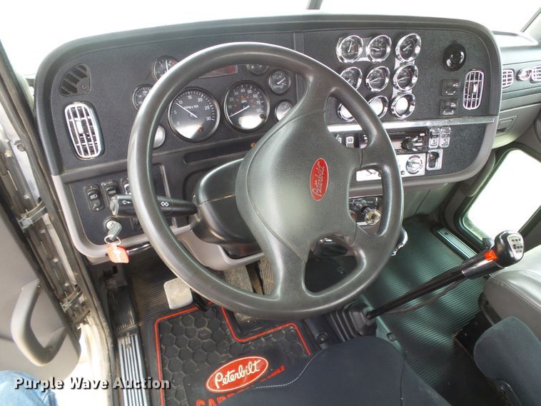 image for item DI5630 2017 Peterbilt 389  semi truck