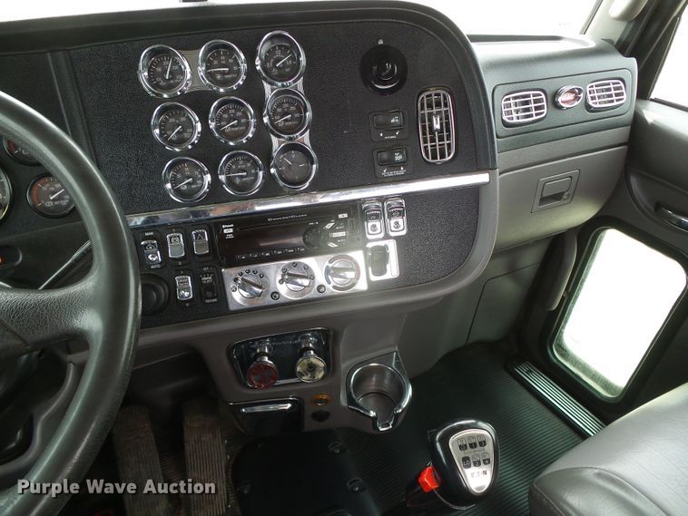 image for item DI5630 2017 Peterbilt 389  semi truck