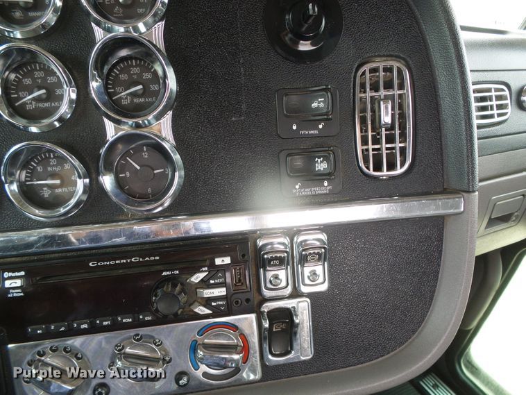 image for item DI5630 2017 Peterbilt 389  semi truck