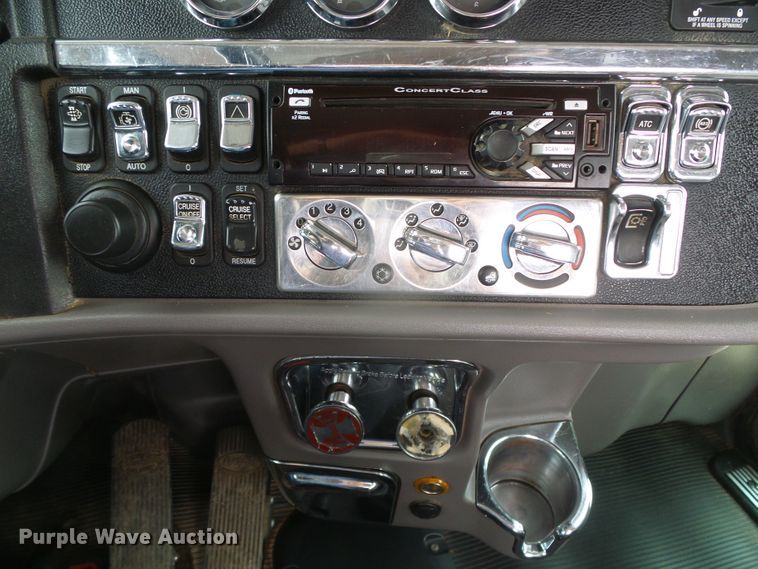 image for item DI5630 2017 Peterbilt 389  semi truck