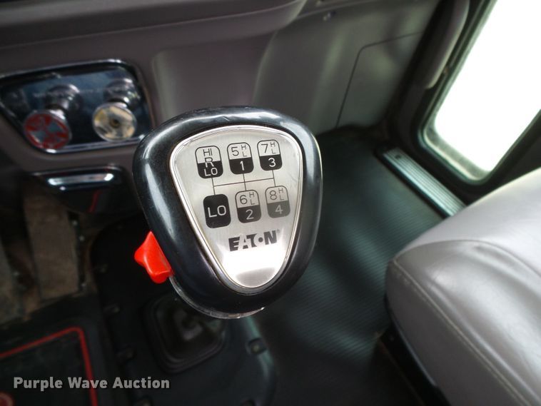 image for item DI5630 2017 Peterbilt 389  semi truck