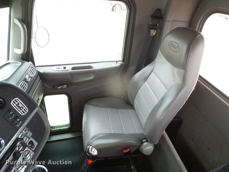 image for item DI5630 2017 Peterbilt 389  semi truck