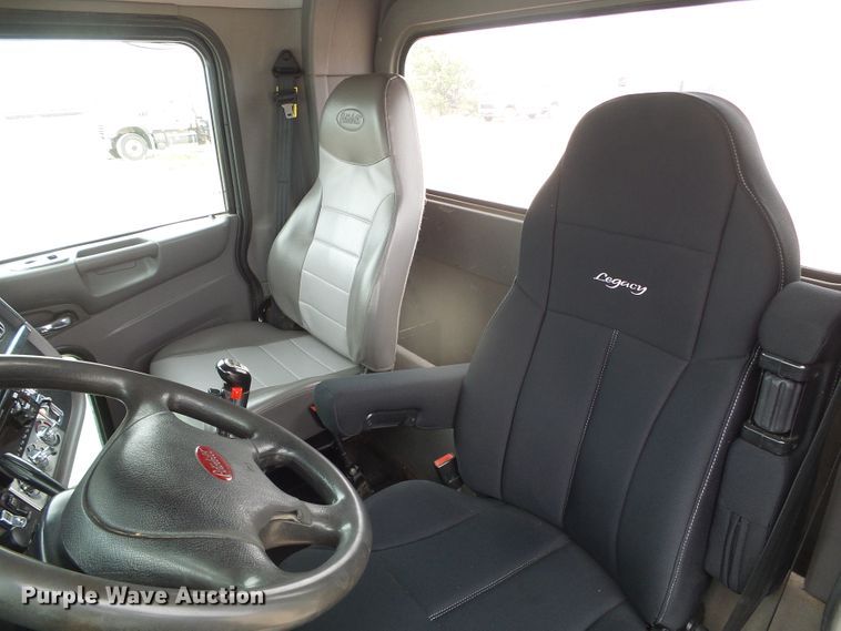 image for item DI5630 2017 Peterbilt 389  semi truck