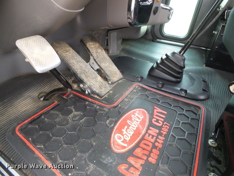 image for item DI5630 2017 Peterbilt 389  semi truck