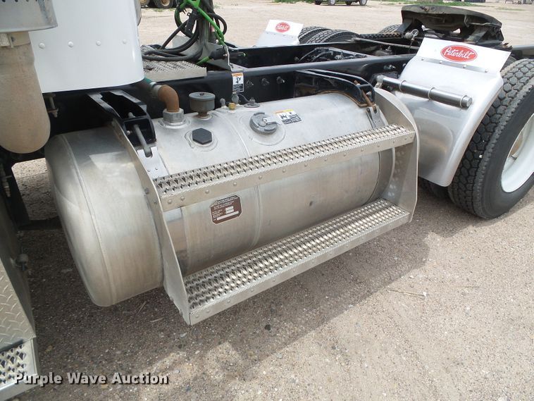 image for item DI5630 2017 Peterbilt 389  semi truck
