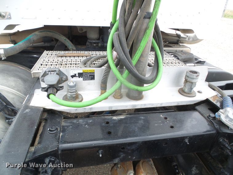 image for item DI5630 2017 Peterbilt 389  semi truck