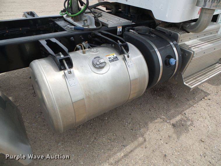 image for item DI5630 2017 Peterbilt 389  semi truck