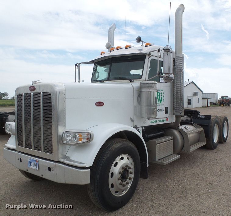 image for item DI5631 2017 Peterbilt 389  semi truck