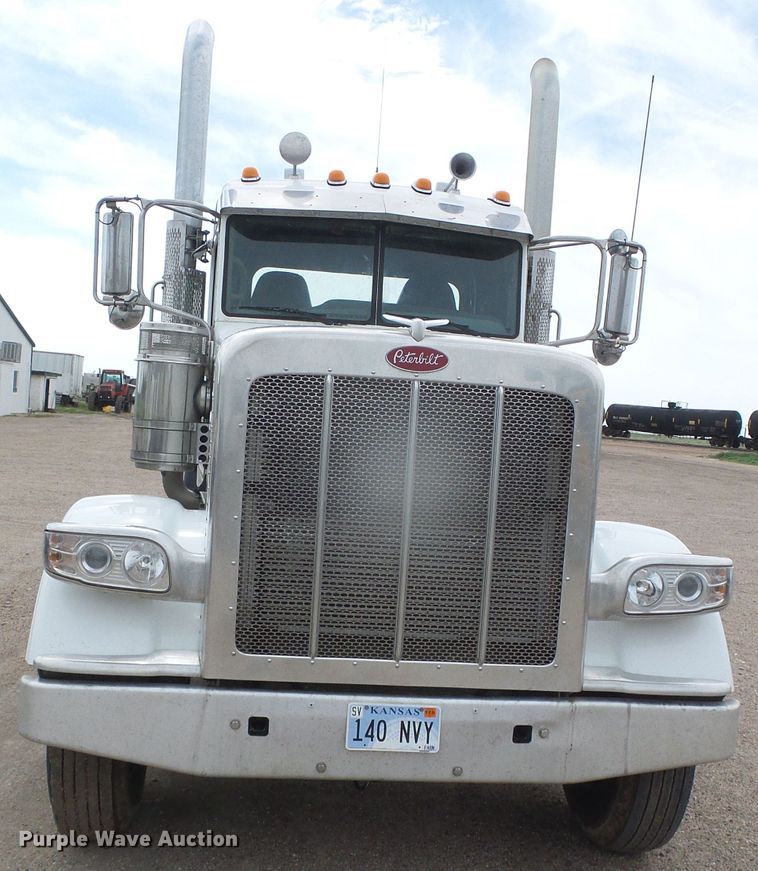 image for item DI5631 2017 Peterbilt 389  semi truck