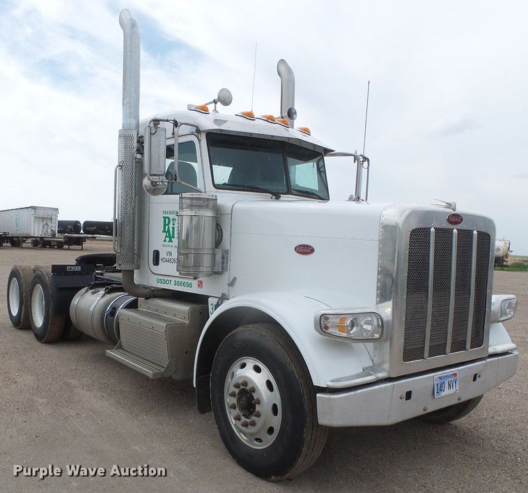 image for item DI5631 2017 Peterbilt 389  semi truck