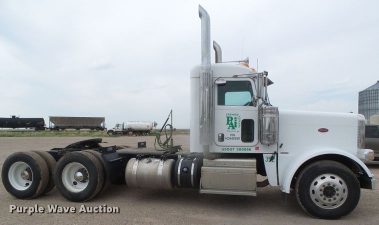 image for item DI5631 2017 Peterbilt 389  semi truck
