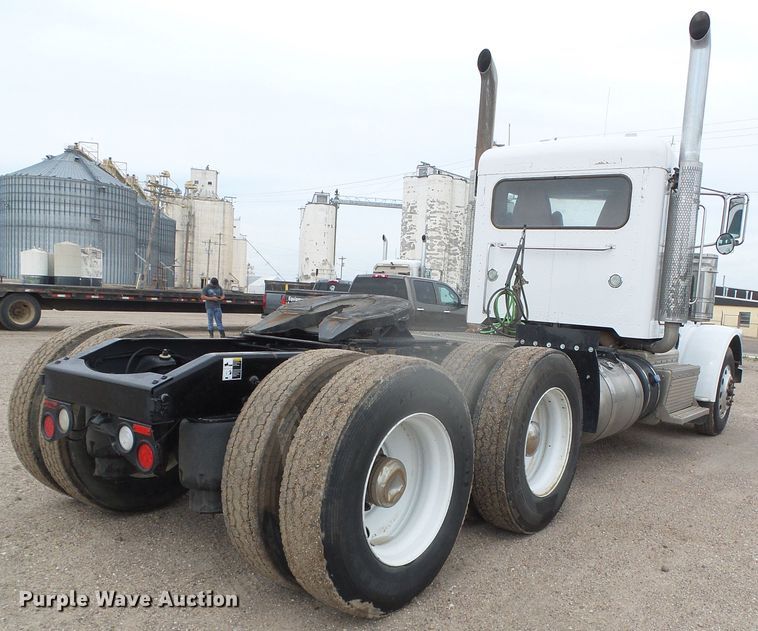 image for item DI5631 2017 Peterbilt 389  semi truck