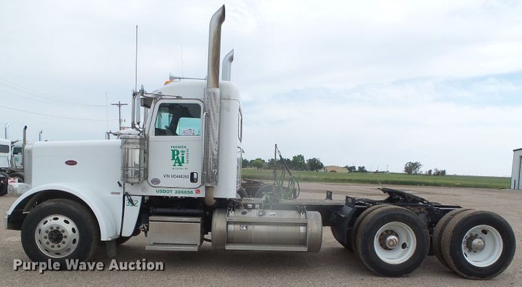 image for item DI5631 2017 Peterbilt 389  semi truck