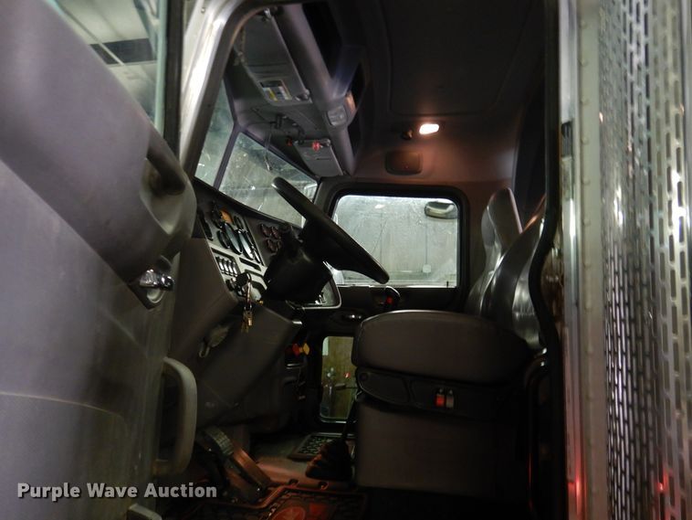 image for item DI5631 2017 Peterbilt 389  semi truck